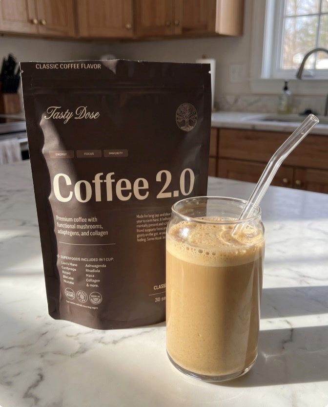 Coffee 2.0-zakje op een aanrecht naast een vers gezette kop
